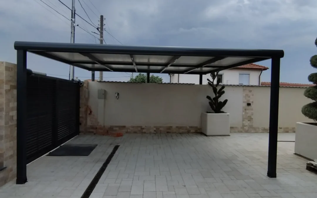 Модерен алуминиев автонавес (Carport) с композитен панел и скрито отводняване