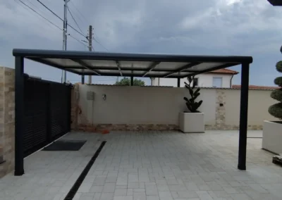 Модерен алуминиев автонавес (Carport) с композитен панел и скрито отводняване